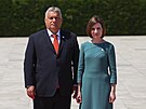 Moldavská prezidentka Maia Sanduová (vpravo) a maarský premiér Viktor Orbán na...
