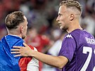 Vladimír Coufal z West Hamu (vlevo)  a Antonín Barák z Fiorentiny po finálovém...