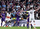 Penalta! Hrái West Hamu Antonio a RIce reklamují hru rukou kapitána Biraghiho...