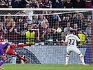 Alírský záloník Said Benrahma  z West Hamu stílí gól z penalty  ve finále...