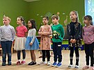 Na oslav� Dne matek d�ti ve �kolce zp�valy, tan�ily a nau�ily se i poh�dku.