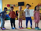 Na oslav� Dne matek d�ti ve �kolce zp�valy, tan�ily a nau�ily se i poh�dku.