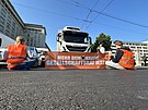 Aktivisté z Letzte Generation se v N�mecku p�ilepili k vozovce. (5. �ervna 2023)