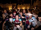 Fanouci West Hamu slaví na Staromstském námstí triumf svého klubu v Evropské...