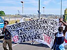 Nkolik stovek aktivist iniciativy "Zabrate deportanímu centru BER"...