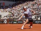 Dánský tenista Holger Rune se natahuje po balonku na turnaji Roland Garros