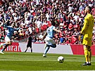 Ilkay Gündogan (uprosted) z Manchesteru City slaví rychlý úvodní gól v zápase...
