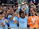 Fotbalisté Manchesteru City pevzali trofej pro vítze FA Cupu