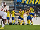 Fotbalisté Zlína se radují z gólu do sít Vykova. Ten byl vak vzáptí odvolán