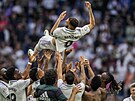Karim Benzema je oslavován spoluhrái po svém poslední zápase v dresu Realu...
