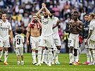 Karim Benzema (uprosted) se louí s fanouky Realu Madrid poté, co odehrál...