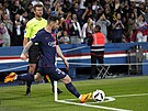 Útoník PSG Lionel Messi rozehrává rohový kop v utkání proti Clermontu