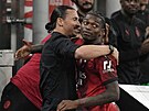 Útoník AC Milán Rafael Leao oslavuje svj gól do sít Verony se Zlatanem...