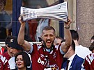 Tomá Souek z West Hamu slaví s pohárem pro vítze Konferenní ligy.