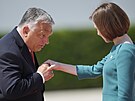 Maarský premiér Viktor Orbán chtl políbit ruku moldavské prezidentce Maie...