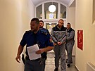 Obalovan Pavel Prochzka (vpedu) a Roman Kork u plzeskho soudu. Podle...
