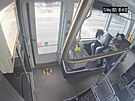 Mu na snímku okradl v tramvaji spící enu. Hledá ho policie. (5. 6. 2023)