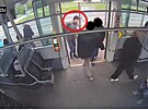 Mu na snímku okradl v tramvaji spící enu. Hledá ho policie. (5. 6. 2023)