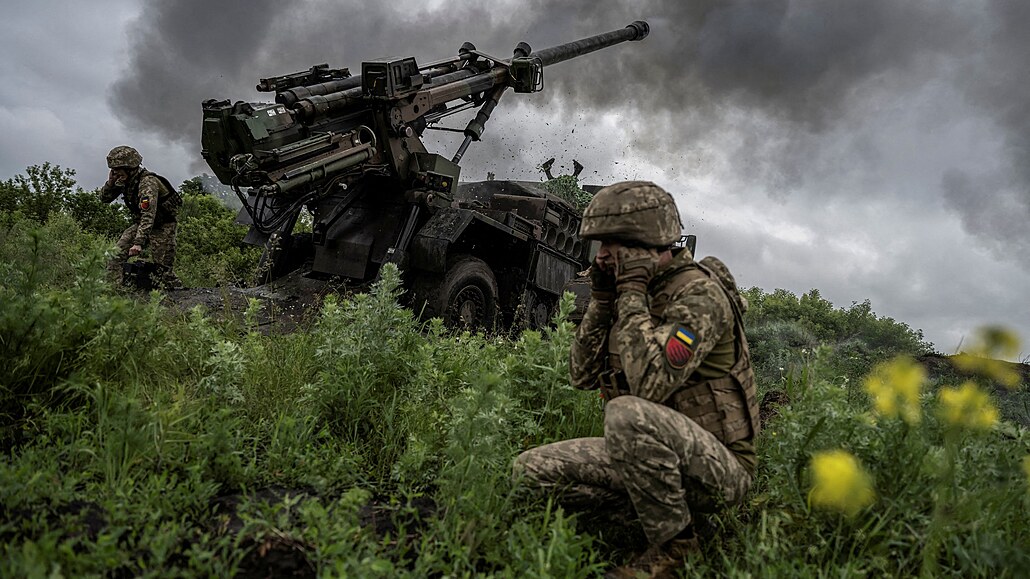 Ukrajinští dělostřelci pálí z francouzské houfnice Caesar na ruské pozice u...