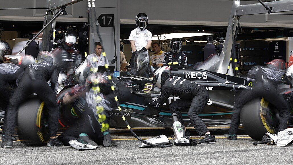 Mechanici stáje Mercedes peují o vz Lewise Hamiltona.