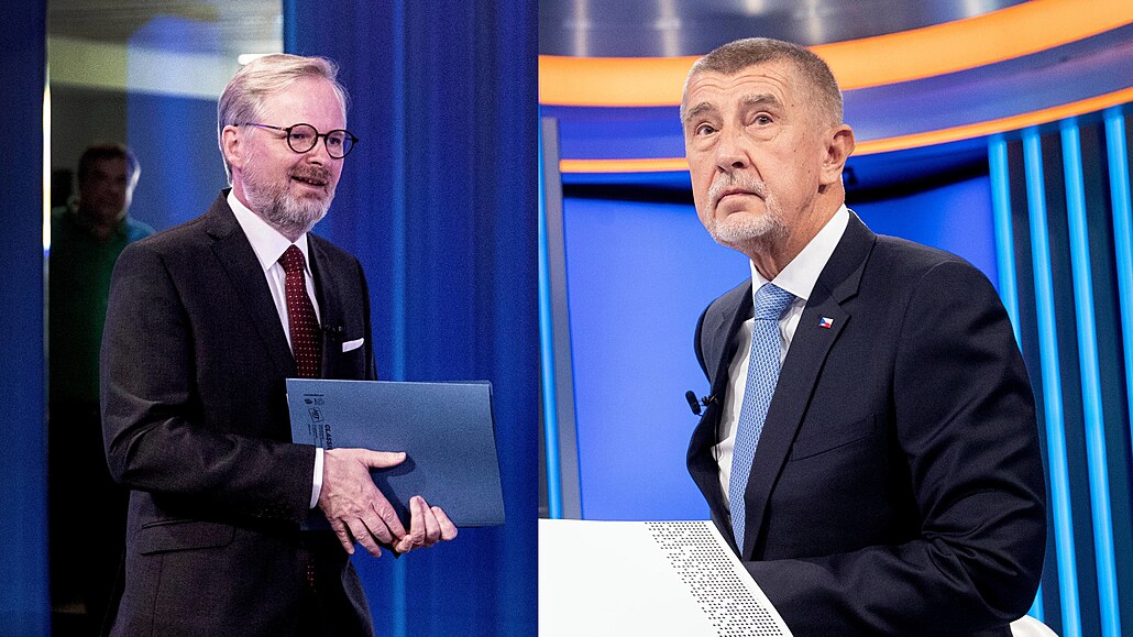 Premiér Petr Fiala (vlevo) a šéf ANO Andrej Babiš před debatou na CNN Prima...