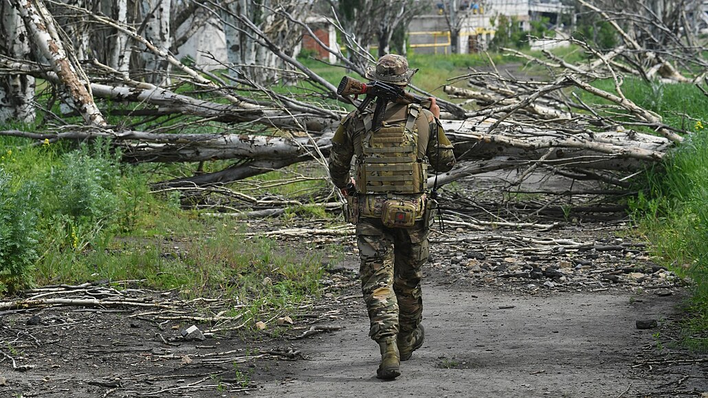 Ruský voják hlídkuje v oblasti u města Bachmut. (26. května 2023)