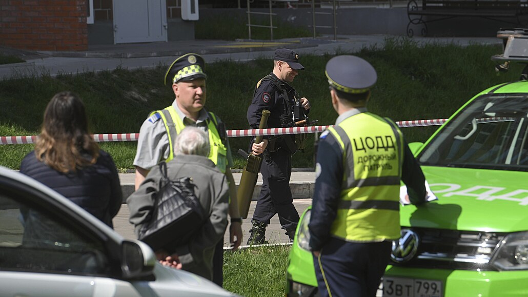 Policisté střeží oblast v Moskvě, kde dron poškodil obytný dům. (30. května...
