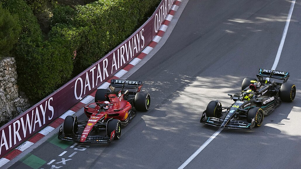 Lewis Hamilton v Mercedesu se sna�í zaúto�it na Charlese Leclerca z Ferrari.
