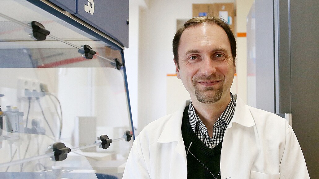 Daniel Růžek patří mezi vědce, kteří pracují na léku proti encefalitidě.