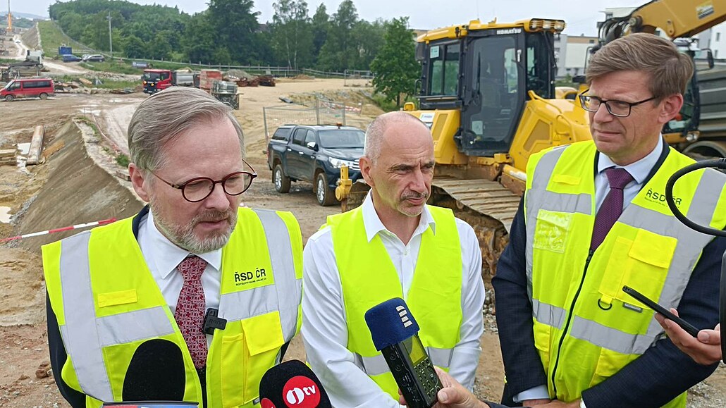 Premiér Petr Fiala, který skon�í v �ele ODS, s jiho�eským hejtmanem Martinem Kubou a místop�edsedou ODS Martinem Kupkou. Práv� Kupka a Kuba budou pat�t mezi favority volby p�í�tího p�edsedy ODS.