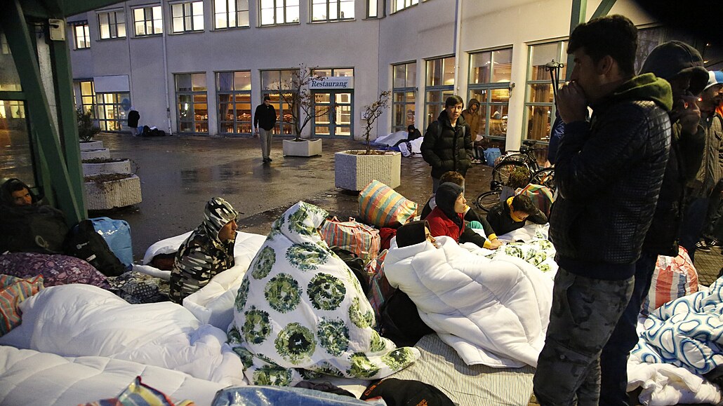 Uprchlíci spí před vchodem do Švédské migrační agentury pro žadatele o azyl ve...