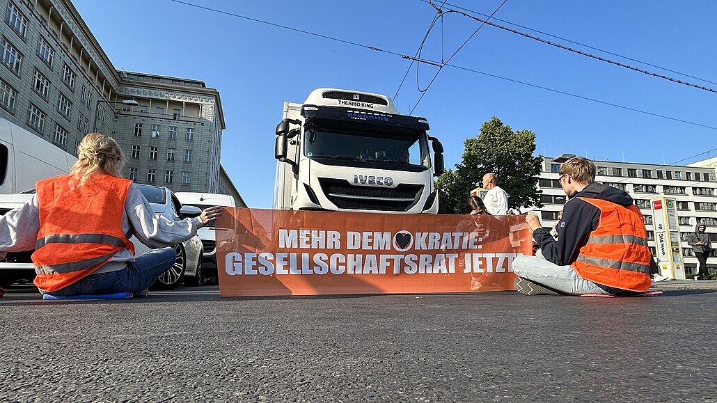 Aktivisté z Letzte Generation se v Německu přilepili k vozovce. (5. června 2023)