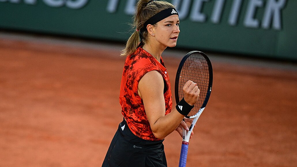 Karolína Muchová se hecuje ve třetím kole Roland Garros.