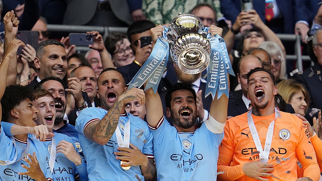 Fotbalisté Manchesteru City převzali trofej pro vítěze FA Cupu