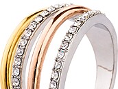 Elegantní prsten se štrasovými kameny perfektně podtrhne každý luxusní outfit....