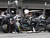 Mechanici stáje Mercedes pečují o vůz Lewise Hamiltona.