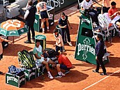 Carlos Alcaraz se nechává ošetřovat v semifinále Roland Garros.