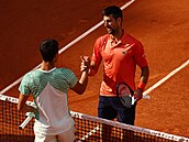 Srb Novak Djokovič přijímá gratulace od Carlose Alcaraze po semifinále Roland...