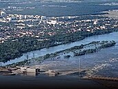 Škody na vodní elektrárně Kachovka v Nové Kachovce u Chersonu. (6. června 2023)
