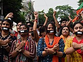 Lidé v indické Kalkatě protestují proti násilí na ženách. (28. dubna 2023)