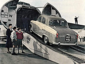 Bristol Superfreighter 32 na reklamní fotografii osobního vozu Austin A55...