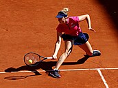 Linda Nosková se natahuje po balonku během zápasu druhého kola Roland Garros.