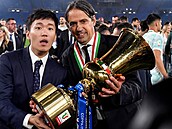 Steven Zhang, prezident Interu Milán, a trenér Simone Inzaghi v květnu 2023 po...