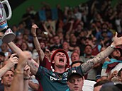 Fanoušci West Hamu, během finále Konferenční ligy v Edenu.