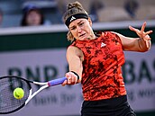 Karolína Muchová hraje forhend ve třetím kole Roland Garros. 