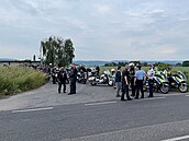Na smuteční motorkářskou jízdu dohlížejí policisté.