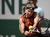 Česká tenistka Karolína Muchová hraje bekhend na Roland Garros