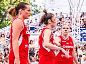 eské basketbalistky Albta Levínská, Kateina Galíková a Anna Rylichová...
