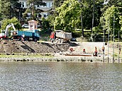 Dělníci staví od konce května provizorní most v Týně nad Vltavou, bude hotový...