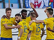 Zlínští fotbalisté se radují z gólu Youby Dramého (třetí zleva) v utkání o...